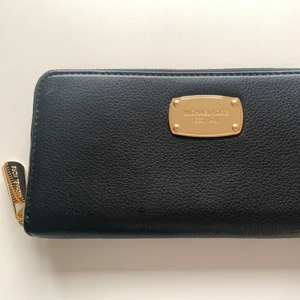 Plånbok Michael Kors - Svart plånbok från Michael Kors, använd två till tre gånger, är som ny. Köpt i USA🌟