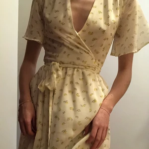 Sommarklänning - Sommarklänning med små gula blommor. Endast använd en gång på midsommar.💚💜