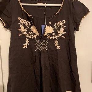 Odd Molly tröja  - Assnygg oddbolly topp som tyvärr var för stor. Helt oanvänd av mig men köpt secondhand. Kan mötas upp på Södermalm. Passar en s-m. Pris kan diskuteras vid snabb affär 