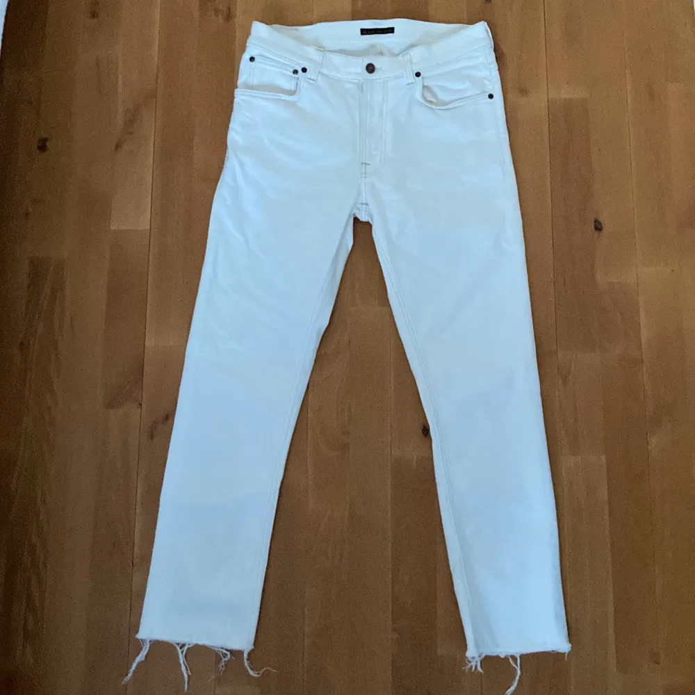 Fräsha offwhite Nudie Jeans i storlek 32. Jeansen har använts fåtal gånger och köptes för ett år sedan på Åhlens. Dm för fler bilder. Jeans & Byxor.