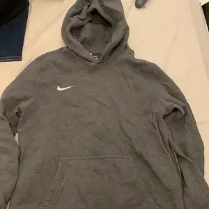Väldigt mysig o varm hoodie från Nike. Bjuder på frakten!