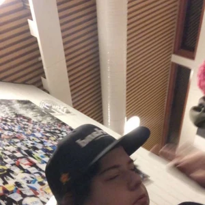 Max  - Säljer min vän Max. Han är singel och sökande. Han gillar hentai, vara ute och gå och att spela Roblox. 