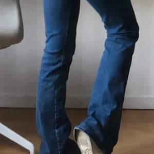 Blå bootcut jeans från bikbok, aldrig använda, frakt tillkommer. Passar mig som är 172. Köpta för 500 kr. Lånade bilder men ser ungefär ut som de på bilden.