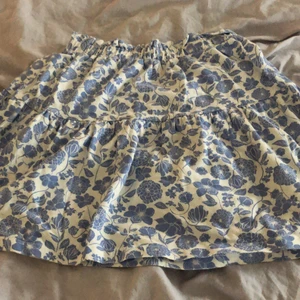 Kjol - En jättefin kjol i blommigt material från ZARA. Säljer då den inte kommit till användning💞 skriv för fler bilder☺️☺️