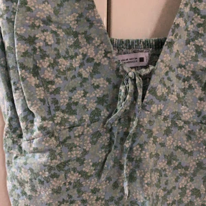 Klänning - En jätte fin klänning från zara med blommigt material! Använt några gånger i somras💗 skriv för fler bilder!