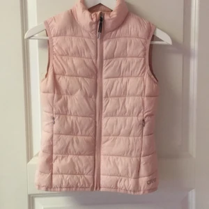 Rosa väst - Helt oanvänd ljus råsa färg. Den har två fickor, Den går upp till halsen och man får pruta