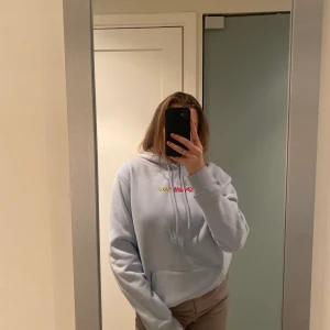 Hoodie - Babyblå hoodie med coolt tryck 😎