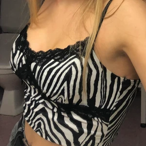 Linne Zebra XS - Zebramönstrat linne med spetsdetalj i bra skick. Säljer pga använder inte🖤