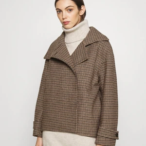 Intressekoll  - Kollar om någon är intresserad av att köpa denna kappan från arket, använd typ 2 gånger så den är i nyskick !!🌸