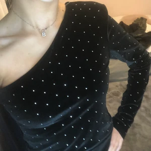 Festtopp - As snygg festtopp från Nakd!🔥 det är en body men går även att vika in ”body delarna” under tröjan som jag gjort på bilderna❤️Alla stenar är kvar