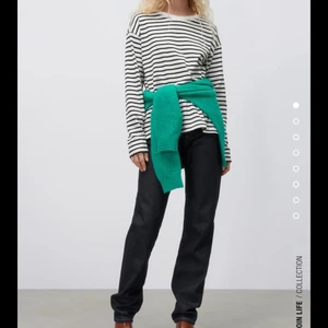 Svart randig tröja - Snygg svart randig tröja ifrån zara!! Har aldrig kommit till någon användning (endast testad), ny skick.💗 Väldigt skön och mjuk.💞 kontakta vid intresse eller funderingar. Tyvärr inga bilder på.