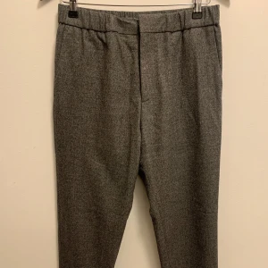 Grå byxor från COS - Snygga byxor från COS. Superbra skick! Aldrig använt 