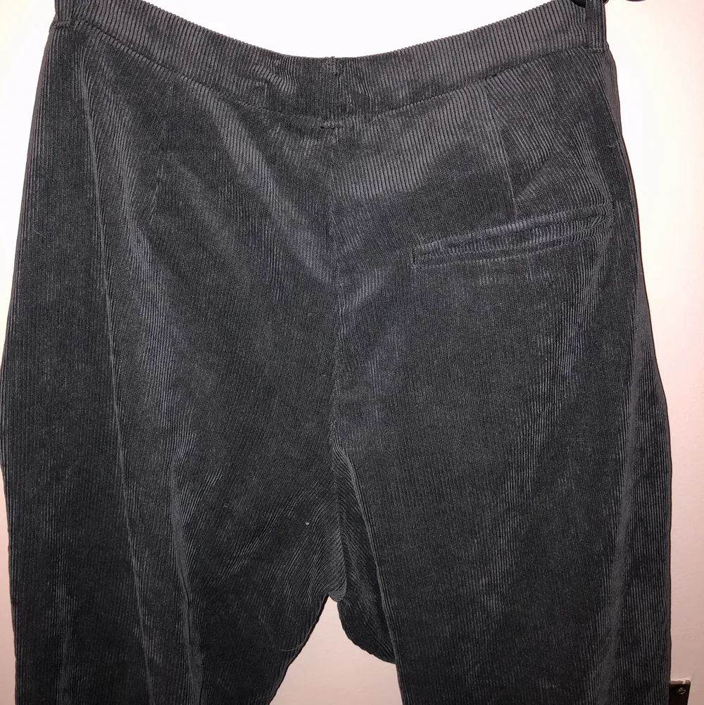 Byxor i manchester från Monki, strl 40 men jag upplever dom som större, helt okej skick. Jeans & Byxor.