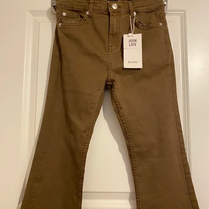 Utsvängda jeans bruna - Utsvängda bruna jeans helt nyköpta från bershka med prislappen kvar. Original priset 23€❤️ skriv för fler bilder!!