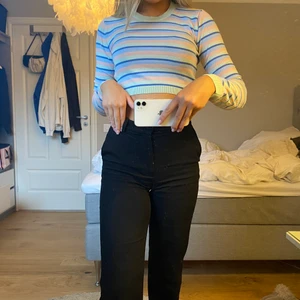 Zara tröja - Säljer denna tröjan från zara då den inte kommer till användning. Croppad långärmad tröja med ränder. Storlek S. Frakten är inräknad i priset🤍