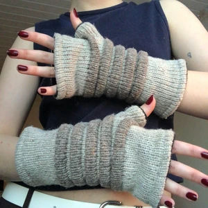 Fodrade torgvantar - Väldigt varma och fina torgvantar! De är fodrade med ett flisaktigt tyg och är i ett finstickat material.