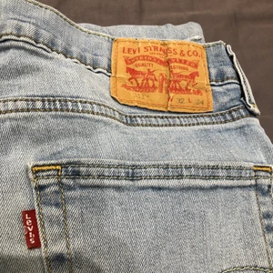 Levi’s W32 L34 - Lite tajtare Levi’s jeans i en klassisk blå färg 
