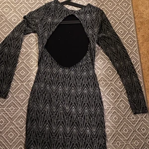 Fest klänning - As vacker fest klänning med öppen rygg. Från H&m stolek 36/S men jättebstretchig så passar S/XS/M och en liten L också. 