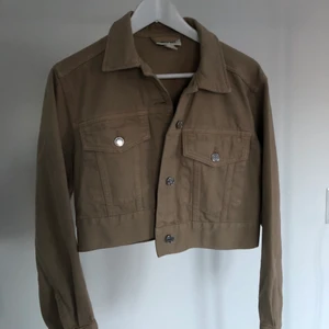 Beige croppad jeansjacka  - Beige croppad jeansjacka