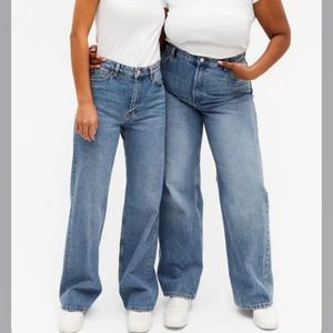 Monki jeanse Yoko - Jättefina jeans från monki i storlek 24 🥰 de är lite skavda där nere då dom är för långa på mig så därför säljer jag jättebilligt, om många är intresserade blir det budgivning