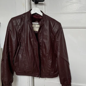 Brun skinnjacka  - Köpte denna från sellpy men frå tyvärr ingen användning för den. Skitsnygg till hösten. Färgen är brun men kan upplevas lite röd. Stod att det var en storlek M men skulle säga mer som en S