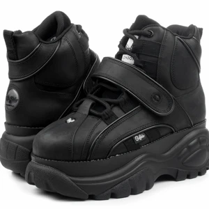 SÖKER BUFFALOSKOR  - Hejsan! Söker dessa svarta Buffalos i storlek 37. 