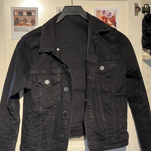 Svart jeansjacka - Svart jeansjacka som passar perfekt till våren. Säljer då jag köpte i fel storlek.