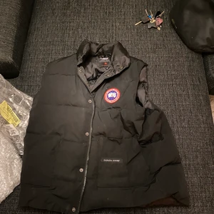 Canada Goose väst storlek L - Bra skick, inga hål eller liknande. 