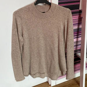 Långärmad tröja storlek S - Säljer en långärmad beige tröja i storlek S. Använd några gånger men i fint skick.