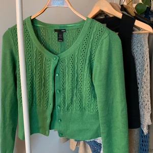 Grön stickad kofta - Grön stickad kofta köpt second hand, från H&M från början. Storlek M men passar xs-m. Lite croppad i modellen så fin färg. 