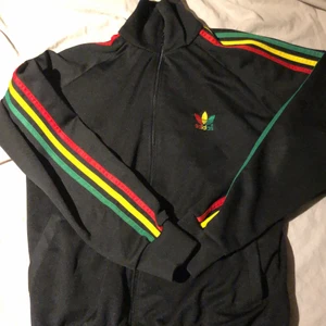 Adidas kofta, storlek L - Säljer åt min mamma då hon inte använder denna längre. Väldigt fin med färgerna och sitter som en M/L