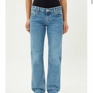 Weekday Arrow Low Jeans  - Lågmidjade jeans. Färgen Harper Blue, säljs pga för små. Använda, men i väldigt bra skick. 
