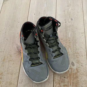 Curry 2 ”iron sharpens iron” - Og basketskor. Går för allt mellan 1000-6000 nya. Lite flaws vid snörningen. Annars en mycket bra basketsko. Använda ca 10 gånger.