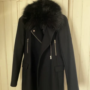Svart kappa - Svart kappa från Zara strl S. Fuskpälsen går att ta av. Välanvänd men i fint skick :)