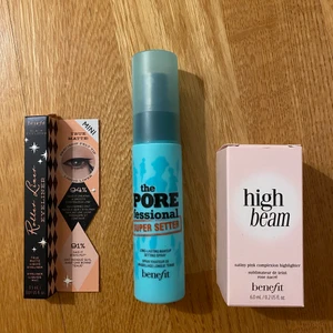 Benefit Cosmetics  - Helt nya och oöppnade. Roller Liner Eyeliner 0,5ml, Porefessinal Setting spray 30ml och High Beam Highlighter 6ml. Produkterna säljs helst tillsammans. Men det går bra att köpa endast en av produkterna också, men kontakta mig isåfall. Dessa tre produkterna för 150kr, eller 80kr/st.