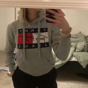 Hoodie - Tommy hilfiger hoodie som ej kommer till användning. Storlek XS. 50kr +frakt eller högstbudande 💕