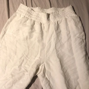 Vita Linnebyxor storlek M - Säljer för att dom blivit en aning förstora. Skitsnygga byxor, favoriter verkligen. Luftiga och sköna.