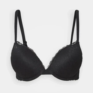 Svart super pushup bh strl 70C - 🖤jätte snygg svart spets bh i storlek 70C, från lindex med super pushup. Säljes då den aldrig används längre! I väldigt fint skick!! Ord. Pris 250kr 💕skriv vid frågor