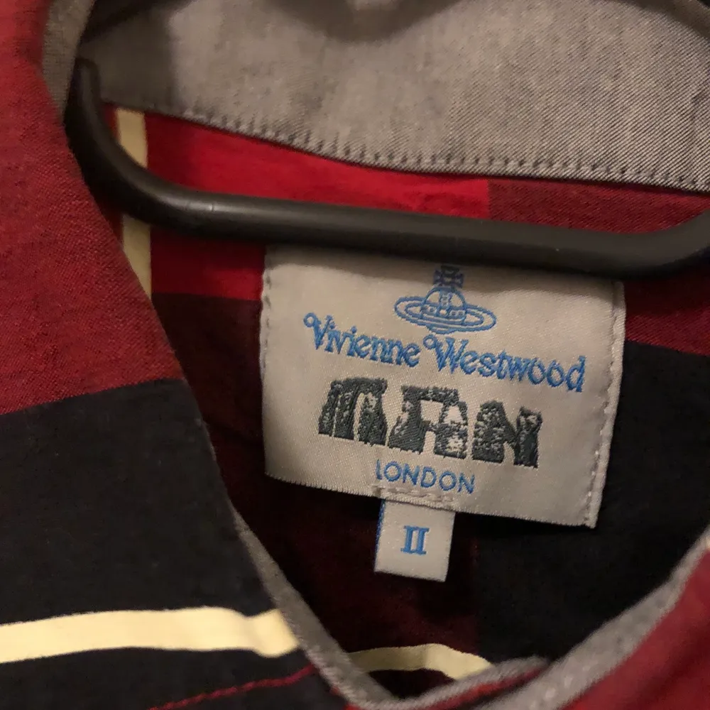 Rutig Vivienne Westwood skjorta, passar xs-s. Skjortor.