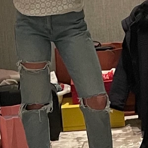 Zara jeans - Säljer dessa assnygga jeans med hål i som tyvärr nt kommer till användning. De har använts ett par gånger men är i väldigt bra skick!
