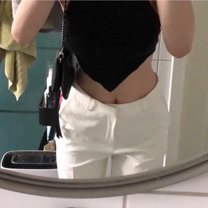 Kostymbyxor  - Säljer mina fina vita kostymbyxor från bik bok i storlek 38, säljer då dom blivit för stora för mig. Aldrig använda så i super fint skick, kan fixa fler bilder om så önskas💕🐻