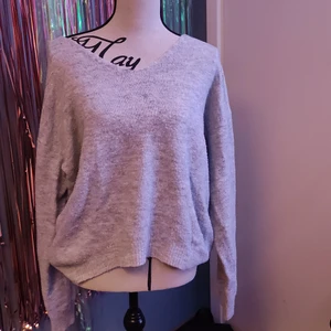 Lager 157 storlek L - Grå långärmad tröja från lager 157, denna tröja är stretchig och har en V-neck uringnin