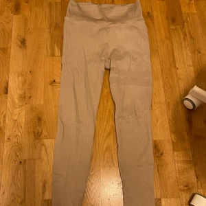 Stronger träningsbyxor - Träningsbyxor från stronger, bara använt 1 gång så de är i ett perfekt skick. Stl L