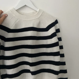 Stickad tröja strl s - Säljer denna super snygga och trendiga randiga tröja från zara i strl S💕 super fin och skön! Säljer pga jag använder den ej längre tycärr. Den är så gott som ny!💕💕💕