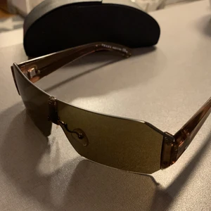 Prada solglasögon SPR 01L - Solglajjor från Prada som ni kan se. Köpte dem för nåt år sen för 1400kr. Bra skick, säljer den för 700kr!