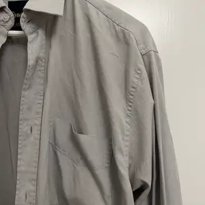Ljusgråskjorta i 100% bomull, ingen märkning men sitter som en L-XL