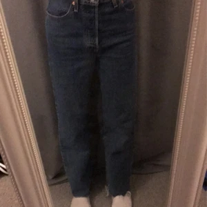 Levis jeans  - Säljer mina Levis jeans då dom aldrig kommer till användning. Dom är i storlek 26 vilket motsvarar 34 i EU storlek. 400kr+frakt. Jeansen är äkta.