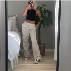 Linnebyxor - Lånade bilder! Jättefina linne byxor/ silkes byxor från h&m. Använda men i bra skick. Köparen betalar för frakten