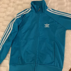 Adidas tröja  - En tröja från adidas, jag är osäker om den är äkta eller inte. Inga slitningar eller fläckar, dock är den ganska  liten i storleken. På mig som är 170 och som vanligtvis har s i storlek så sitter den ganska tajt och är lite kort i armarna. Skriv privat om ni har fler frågor!😁