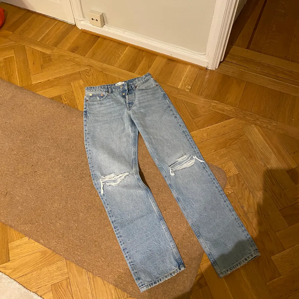 Distressed jeans från Zara i strl 38, rättvisa i storleken och supersköna men bara inte min stil på jeans. . Jeans & Byxor.